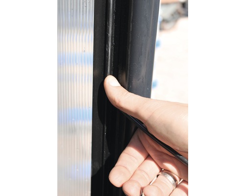 Detailansicht einer Dichtung an einem Kunststofffensterrahmen