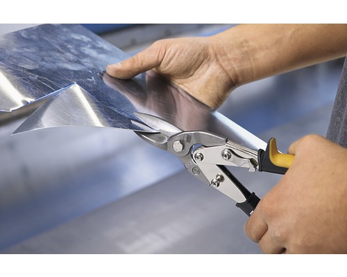 Blechschere schneidet ein Stück Blech