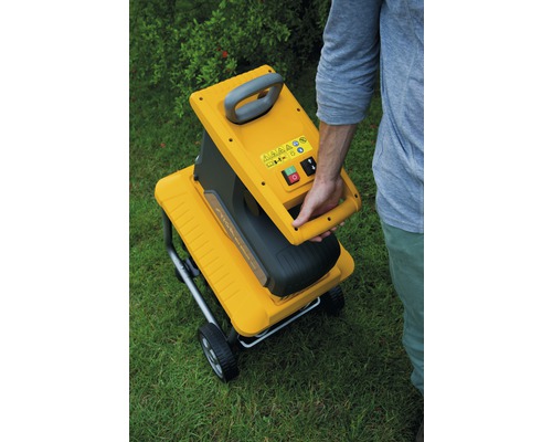 Gartenhäcksler mit Griff und Rädern im Einsatz