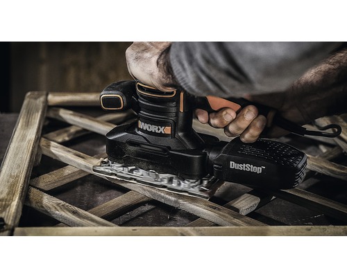 Person schleift Holz mit einem WORX Schwingschleifer mit Staubabsaugung