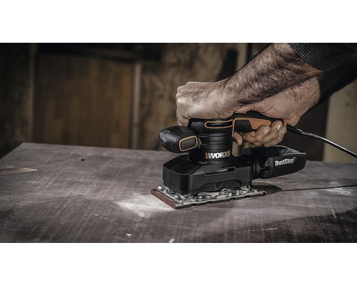 Eine Person benutzt einen WORX Exzenterschleifer auf einer Holzoberfläche.