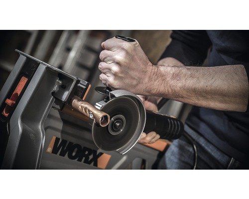 Mann schneidet Kupferrohr mit einem Trennschleifer an einem Werkstückhalter der Marke Worx.