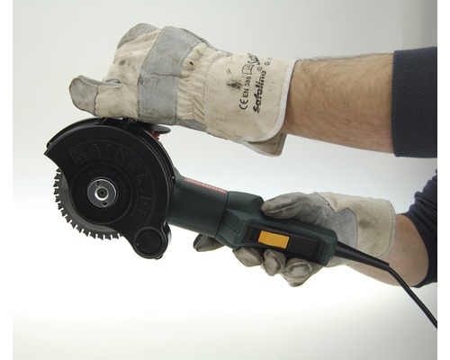 Eine Person trägt Handschuhe und hält eine Mauernutfräse