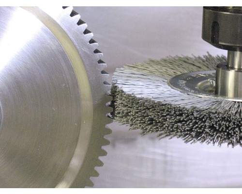 Drahtbürste bearbeitet Zahnrad