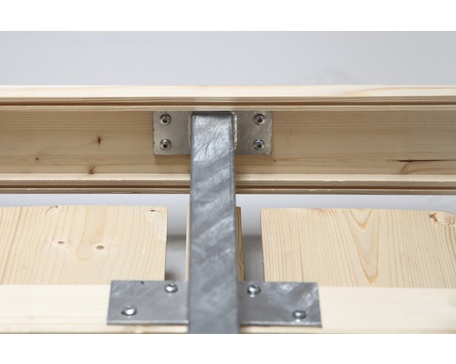 Detailansicht einer Holzkonstruktion mit Metallverbindungen und Schrauben