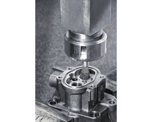 Maschinelle Bearbeitung eines Metallwerkstücks mit einer Bürste