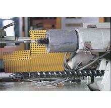 Metallschnecke mit Reinigungsbürste in einer Werkstatt