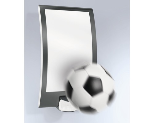 Leuchtkasten mit Fußball im Vordergrund