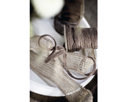 Dekoratives Arrangement mit Juteband und einer Spule Faden