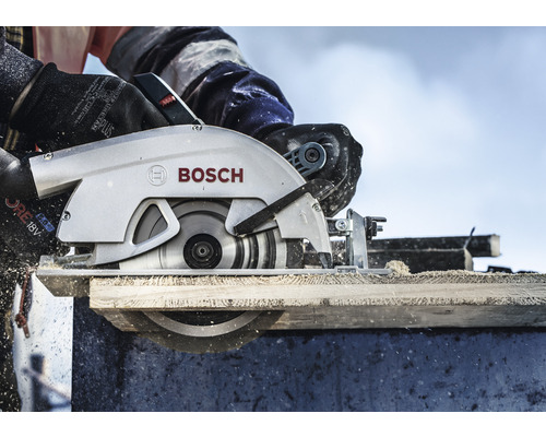 Bosch Handkreissäge beim Sägen eines Holzbretts