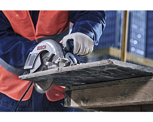 Handwerker sägt Holz mit einer Handkreissäge von Bosch