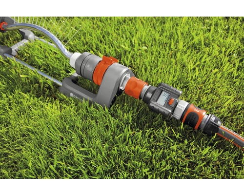 Gardena Regner mit Wasserzähler auf Rasen