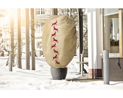 Pflanztopf mit Winterschutzhülle und Hirschmotiv im Garten