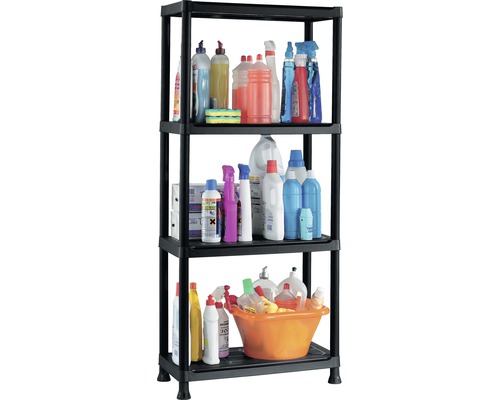 Schwarzes Kunststoffregal mit vier Ebenen gefüllt mit Reinigungsutensilien.