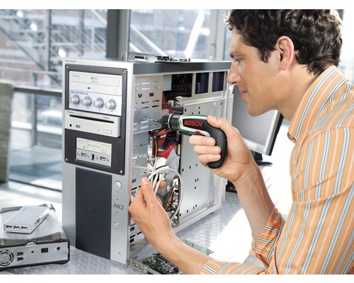 Ein Mann repariert einen Computer mit einem Akkuschrauber von Bosch.