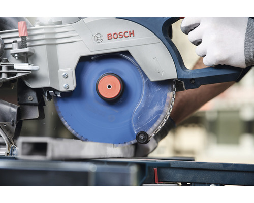 Bosch Logo. Gehrungssäge beim Schneiden eines Metallstücks.