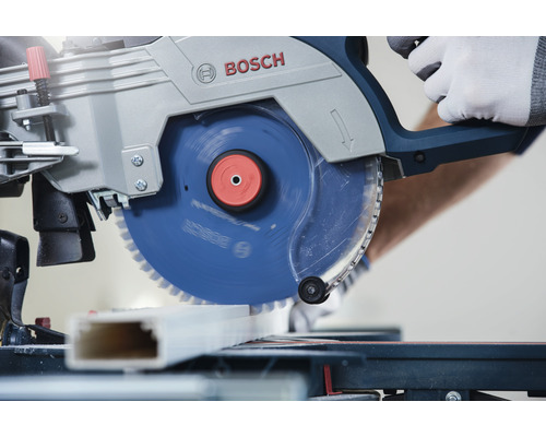 Bosch Logo. Kapp- und Gehrungssäge im Einsatz beim Schneiden eines Werkstücks.