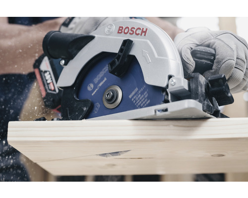 Akkukreissäge beim Schneiden von Holz mit Bosch Logo