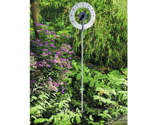 Gartenthermometer mit rundem Zifferblatt und Erdspieß im Garten