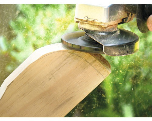 Eine Person schleift Holz mit einem Winkelschleifer.