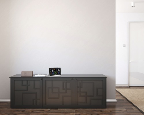 Innenraum mit Wetterstation auf einem Schrank