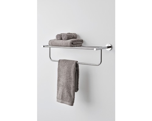 Handtuchhalter aus Metall mit Handtüchern