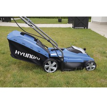 Hyundai Rasenmäher auf einer Rasenfläche