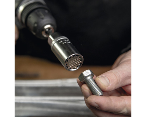 Universeller Schraubenschlüsselaufsatz an einer Bohrmaschine mit einer Schraube
