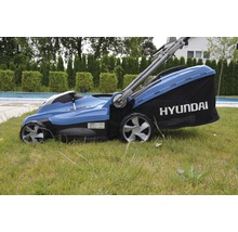 Hyundai Rasenmäher auf Rasen