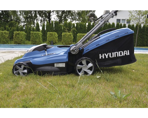 Hyundai Rasenmäher auf Rasen