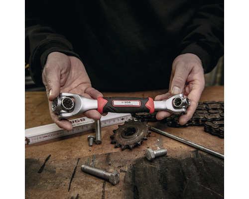 Universal Steckschlüssel in den Händen über Werkbank