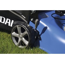 Rad und Grasfangsack eines Rasenmähers der Marke Hyundai