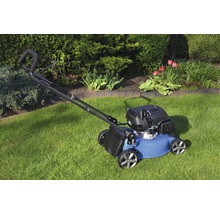 Blauer Rasenmäher auf einer Rasenfläche im Garten
