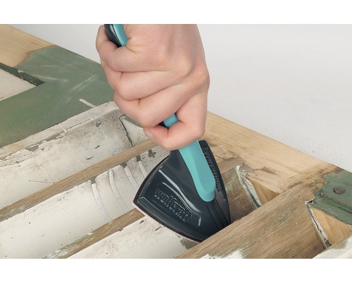 Eine Person verwendet einen Handschleifer von Wolfcraft zum Schleifen von Holz.