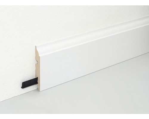 Weiße Sockelleiste an der Wand montiert