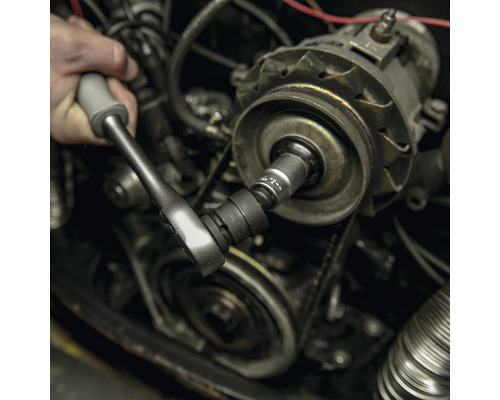 Ratschenschlüssel an einem Motor