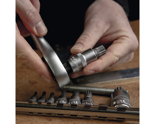 "Eine Person setzt einen Schraubenschlüsselaufsatz auf einen Schraubenschlüsselgriff