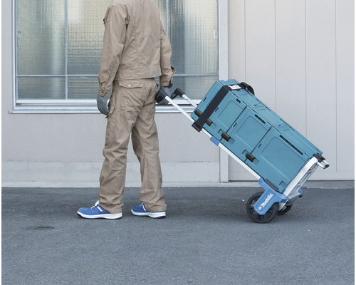 Mann zieht Werkzeugkiste mit Trolley-System