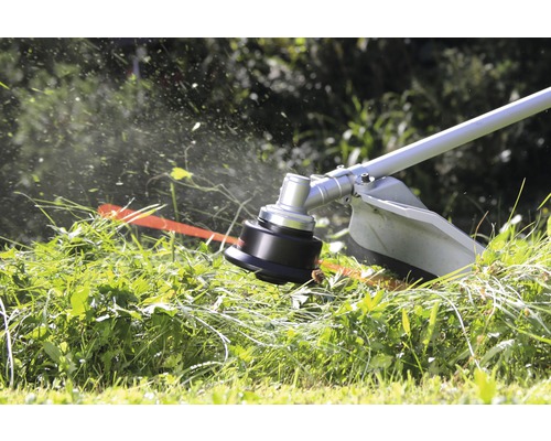 Rasentrimmer im Einsatz beim Grasschneiden