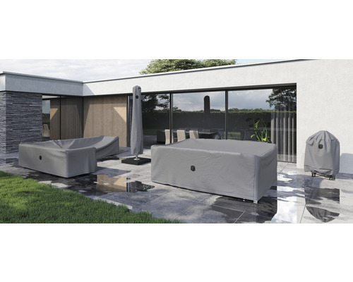 Gartenszene mit grauen Schutzhüllen für eine Loungegruppe, einen Sonnenschirm und einen Grill
