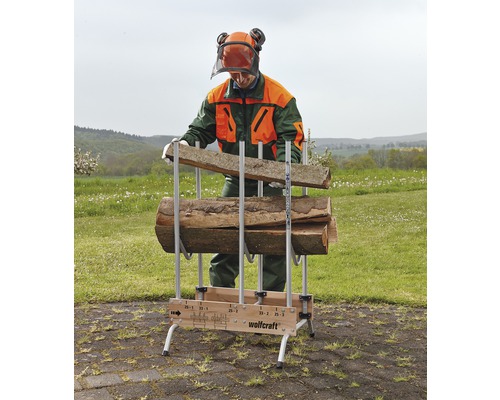 Mann befüllt einen Holzstapelhilfe von Wolfcraft mit Holzstücken.