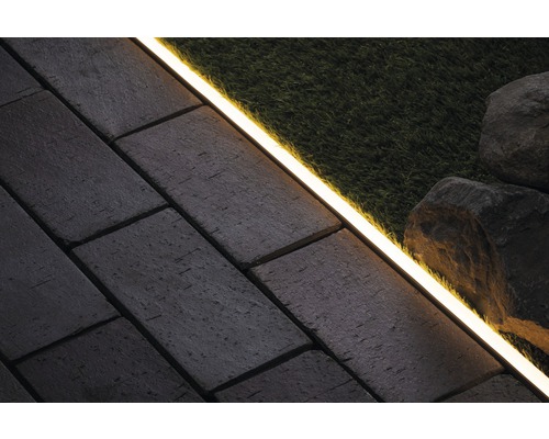 Szene mit Pflastersteinen, Rasen, Steinen und LED-Leuchte