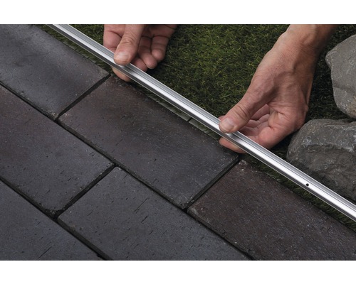 Verlegen von Pflastersteinen mit Einfassungsprofil