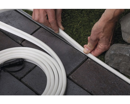 LED-Lichtschlauch wird auf Pflastersteinen verlegt