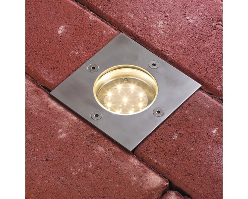 Bodeneinbaustrahler mit LED-Licht auf Pflastersteinen