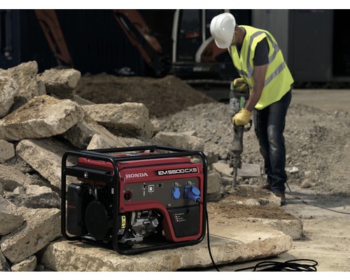 Honda Stromerzeuger EM5500CXS im Einsatz auf einer Baustelle