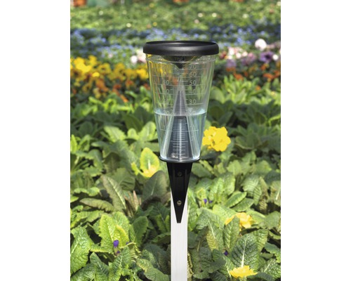 Regenmesser im Garten mit Blumen im Hintergrund