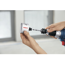 Person befestigt Bosch Lochsäge an Bohrmaschine