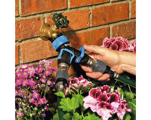 Gartenschlauchadapter an einem Wasserhahn befestigt zur Gartenbewässerung.