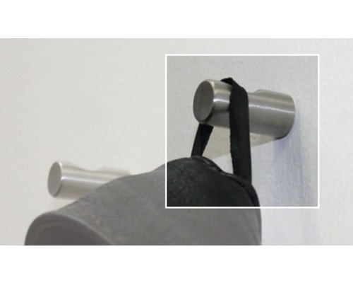 Metallgarderobenhaken an der Wand mit hängendem Kleidungsstück